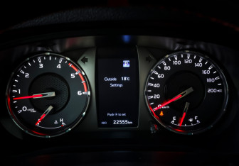 Подержанный автомобиль Toyota Hilux 2023 года (16 фото)
