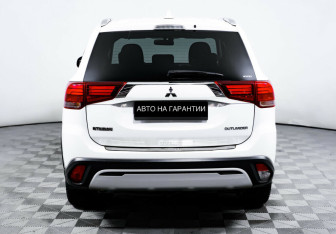 Подержанный автомобиль Mitsubishi Outlander 2018 года (6 фото)