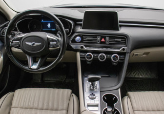 Подержанный автомобиль Genesis G70 2020 года (13 фото)
