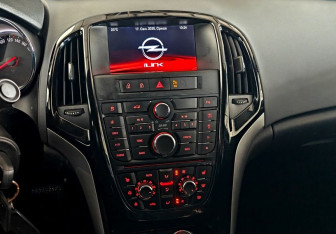 Подержанный автомобиль Opel Astra Sedan 2014 года (14 фото)