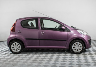 Подержанный автомобиль Peugeot 107 2013 года (4 фото)
