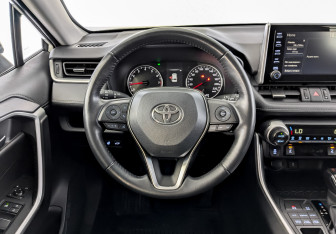 Подержанный автомобиль Toyota RAV4 2021 года (22 фото)