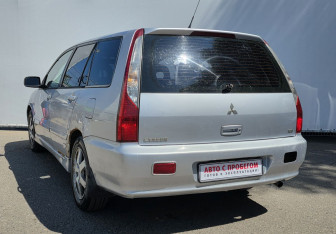 Подержанный автомобиль Mitsubishi Lancer Wagon 2005 года (7 фото)