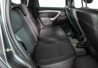 Подержанный автомобиль Nissan Terrano 2015 года (10 фото)