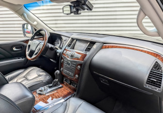 Подержанный автомобиль Infiniti QX80 2016 года (11 фото)