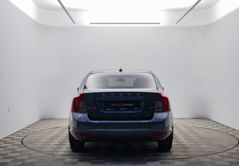 Подержанный автомобиль Volvo S40 2011 года (6 фото)