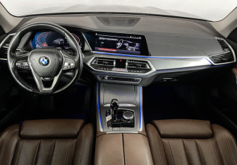 Подержанный автомобиль BMW X5 2021 года (12 фото)