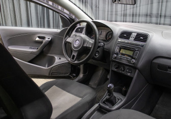 Подержанный автомобиль Volkswagen Polo Sedan 2012 года (9 фото)