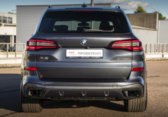 Подержанный автомобиль BMW X5 2022 года (6 фото)