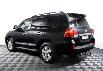 Подержанный автомобиль Toyota Land Cruiser Suv 2012 года (7 фото)