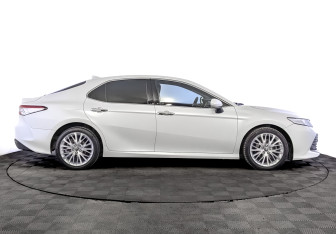 Подержанный автомобиль Toyota Camry Sedan 2019 года (4 фото)