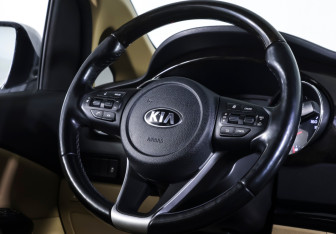Подержанный автомобиль Kia Carnival 2018 года (13 фото)