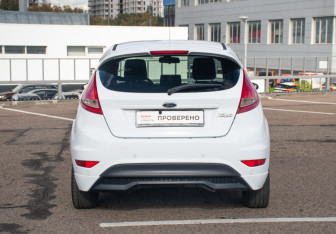 Подержанный автомобиль Ford Fiesta Hatchback 2011 года (6 фото)