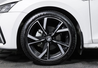 Подержанный автомобиль Skoda Octavia Liftback 2022 года (25 фото)