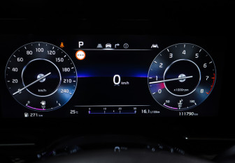 Подержанный автомобиль Kia Carnival 2022 года (16 фото)
