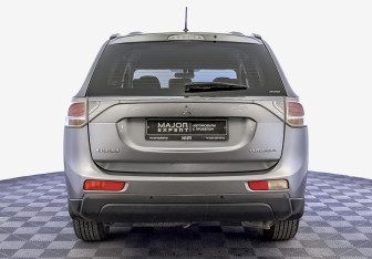 Подержанный автомобиль Mitsubishi Outlander 2012 года (6 фото)