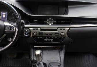 Подержанный автомобиль Lexus ES 2016 года (15 фото)