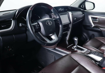 Подержанный автомобиль Toyota Fortuner 2017 года (13 фото)