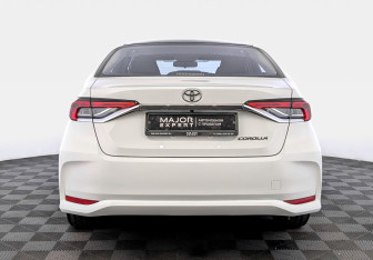Подержанный автомобиль Toyota Corolla Sedan 2022 года (6 фото)
