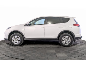 Подержанный автомобиль Toyota RAV4 2019 года (8 фото)