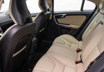 Подержанный автомобиль Volvo S60 2012 года (11 фото)