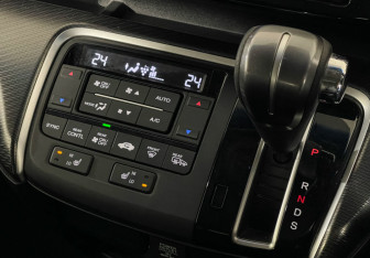 Подержанный автомобиль Honda Stepwgn 2018 года (12 фото)