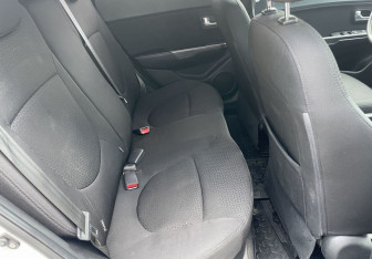Подержанный автомобиль Kia Rio Hatchback 2012 года (11 фото)