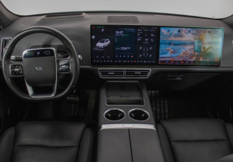 Подержанный автомобиль LiXiang L7 2023 года (13 фото)