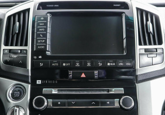 Подержанный автомобиль Toyota Land Cruiser Suv 2012 года (9 фото)