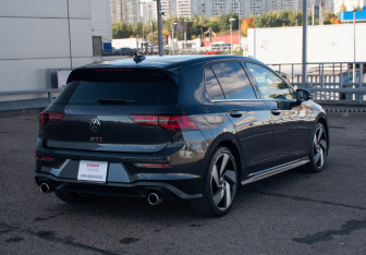 Подержанный автомобиль Volkswagen Golf GTI Hatchback 2021 года (5 фото)
