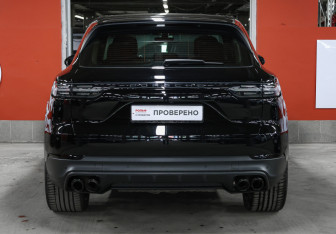 Подержанный автомобиль Porsche Cayenne 2020 года (6 фото)