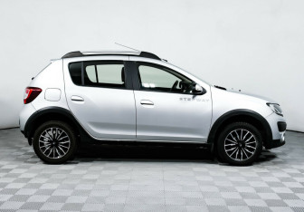 Подержанный автомобиль Renault Sandero 2016 года (4 фото)