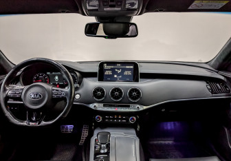 Подержанный автомобиль Kia Stinger 2018 года (14 фото)