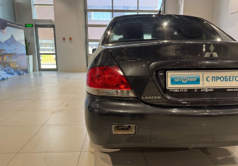 Подержанный автомобиль Mitsubishi Lancer Sedan 2004 года (7 фото)
