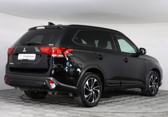 Подержанный автомобиль Mitsubishi Outlander 2021 года (4 фото)