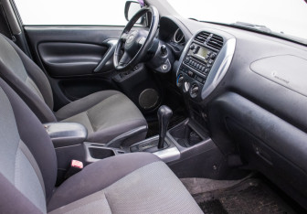 Подержанный автомобиль Toyota RAV4 2005 года (9 фото)