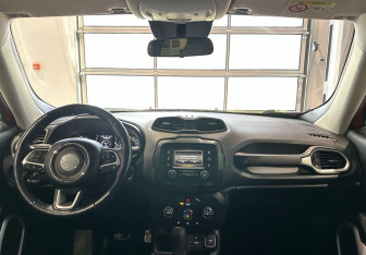 Подержанный автомобиль Jeep Renegade 2018 года (15 фото)