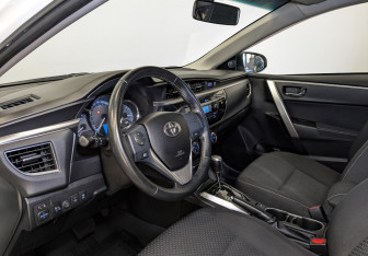 Подержанный автомобиль Toyota Corolla Sedan 2013 года (16 фото)