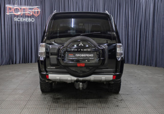 Подержанный автомобиль Mitsubishi Pajero 2012 года (6 фото)