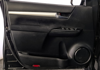 Подержанный автомобиль Toyota Hilux 2021 года (19 фото)