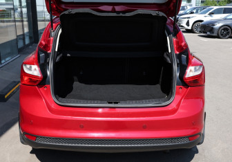Подержанный автомобиль Ford Focus Hatchback 2012 года (10 фото)