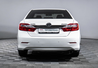 Подержанный автомобиль Toyota Camry Sedan 2013 года (6 фото)