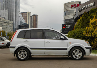 Подержанный автомобиль Ford Fusion 2008 года (3 фото)
