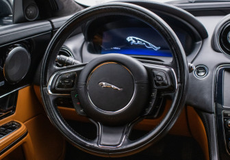 Подержанный автомобиль Jaguar XJ 2013 года (15 фото)