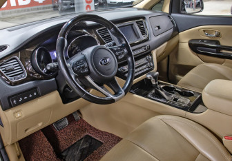 Подержанный автомобиль Kia Carnival 2018 года (17 фото)