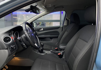 Подержанный автомобиль Ford Focus Hatchback 2010 года (16 фото)