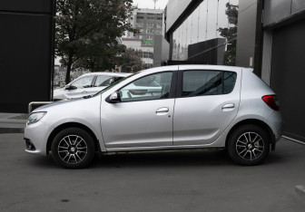 Подержанный автомобиль Renault Sandero 2018 года (8 фото)