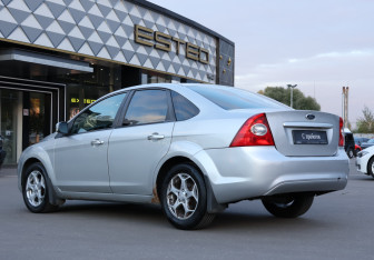 Подержанный автомобиль Ford Focus Sedan 2011 года (7 фото)