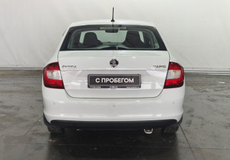 Подержанный автомобиль Skoda Rapid Liftback 2015 года (5 фото)