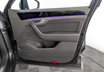 Подержанный автомобиль Volkswagen Touareg 2021 года (26 фото)